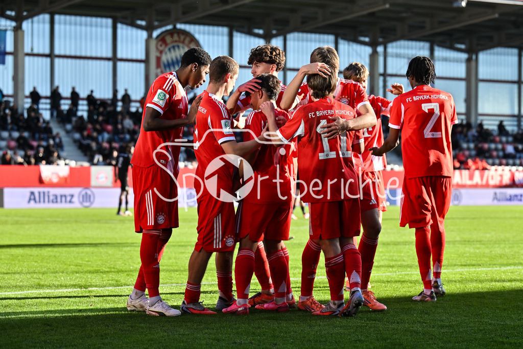FC Bayern München U19 - Sporting Lissabon U19 | MUNICH, GERMANY - 09. DECEMBER: Jubel der Bayern nach dem Treffer zum 2-0 durch Maycon CARDOZO (FC Bayern München 7) / Tor / Torschuetze / Freude / Happy während dem Match zwischen der U19 des FC Bayern München und der U19 von Sporting Lissabon am 6. Spieltag der UEFA Youth League Ligaphase am FC Bayern Campus
