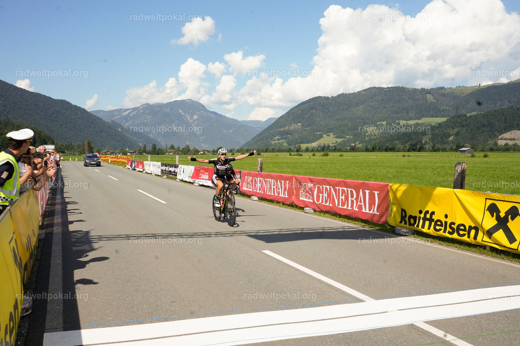 840_20230817_Bewerb_Maenner_Muehlanger | AUT - OESTERREICH, 2023-08-16: SPORT RENNRAD-FAHREN - 55. INTERNATIONALER RADWELTPOKAL IN ST. JOHANN IN TIROL  - Vintage-Radrennen mit WM-Bronze-Medaillen-Siegerin Christina Schweinberger, den Teilnehmer und Alexander Baumann (vom Orginastions-Team) - TAG 2 BEWERB MAENNER IN SECHS GRUPPEN  ; Foto: Roland Muehlanger