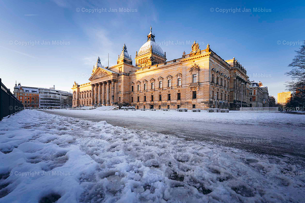 Bundesverwaltungsgericht | Das heutige Bundesverwaltungsgericht in Leipzig blickt auf eine bewegte Geschichte zurück: Ursprünglich als Reichsgericht errichtet, diente das beeindruckende Gebäude später als Bildermuseum. Heute ist es Sitz des höchsten deutschen Gerichts für öffentliches Recht. Die Verbindung aus historischer Architektur, kulturellem Erbe und rechtlicher Bedeutung macht diesen Ort einzigartig – für Besucher, Interessierte und Bildkäufer gleichermaßen. - Realisiert mit Pictrs.com