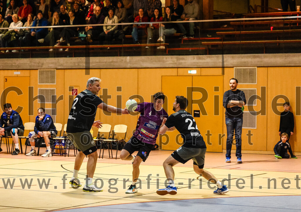 2024-03-23_046_SpVgg_Altenerding_II_gegen_ASV_Dachau_III | Erding, Deutschland, 23.03.2024:
Handball, Bezirksklasse Männer Staffel Süd West 2023 / 2024, 14. Spieltag, SpVgg Altenerding II gegen ASV Dachau III, Endergebnis: 24:32

Marcin Szulc (ASV Dachau, #2), Markus Schorr (SpVgg Altenerding, #4), Mathias Hubrich (ASV Dachau, #22)

Foto: Christian Riedel / fotografie-riedel.net