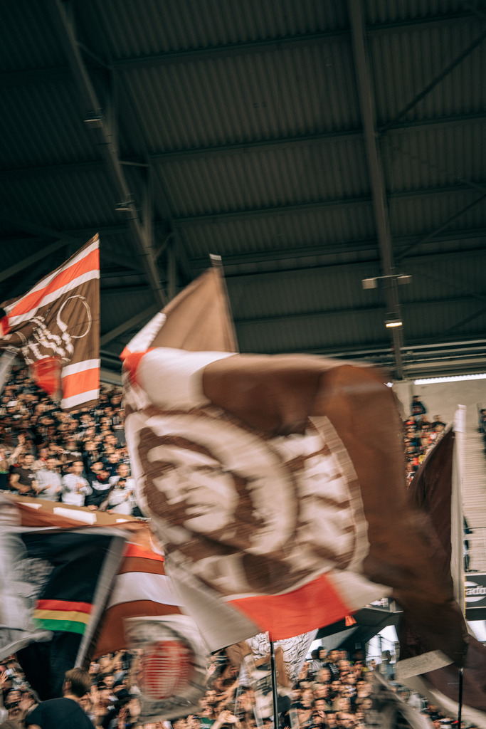 FCP05086 | Der offizielle Shop für FC St. Pauli Fotos. Wähle aus Spielszenen & Fanmomenten dein FCSP Wunschformat. Wir liefern Millerntor-Atmosphäre.