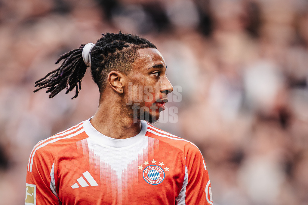 Fußball | Männer | Saison 2025/2026  | Fußball-Bundesliga | 29. Spieltag | FC St. Pauli vs. FC Bayern München | 11.04.2026 | Michael Olise (#17, FC Bayern München)