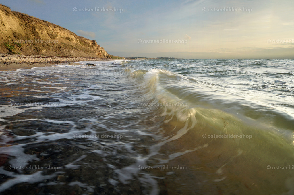 Gläserne Welle  | Kurz vorm Erreichen des Strandes bäumt sich eine Welle noch einmal mächtig auf, bevor sie umschlägt.