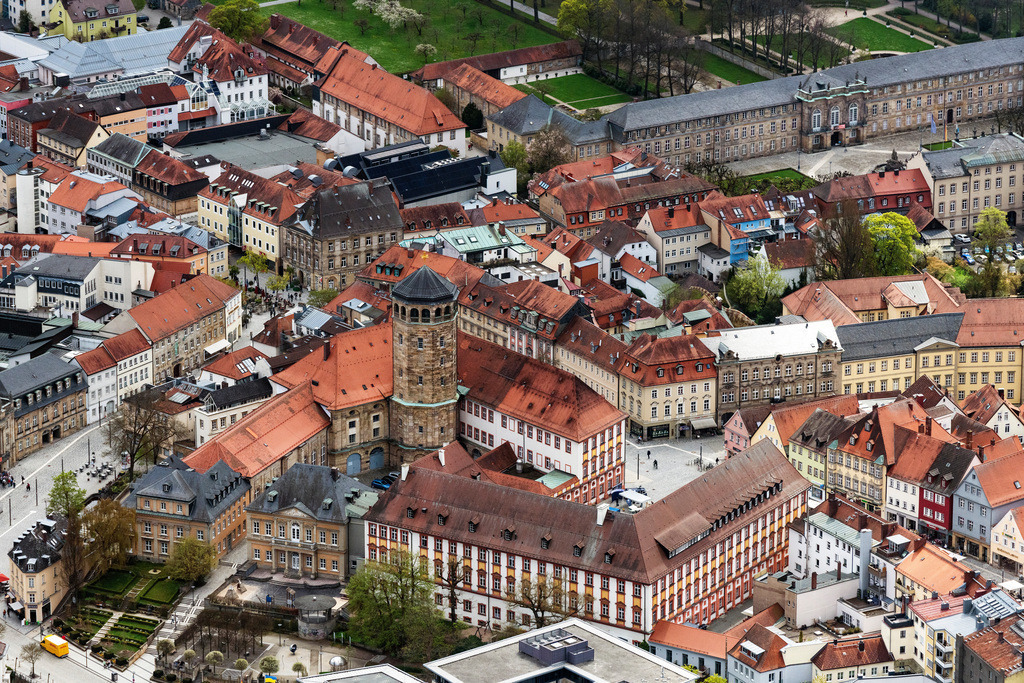 dr__0095093.jpg | BAYREUTH 28.04.2022 Kirchengebäude Schloßkirche-Unsere Liebe Frau sowie das Finanzamt im Altstadt- Zentrum der Innenstadt in Bayreuth im Bundesland Bayern, Deutschland. // Church building in Schlosskirche-Unsere Liebe Frau sowie das Finanzamt Old Town- center of downtown in Bayreuth in the state Bavaria, Germany. Foto: Daniel Reiter