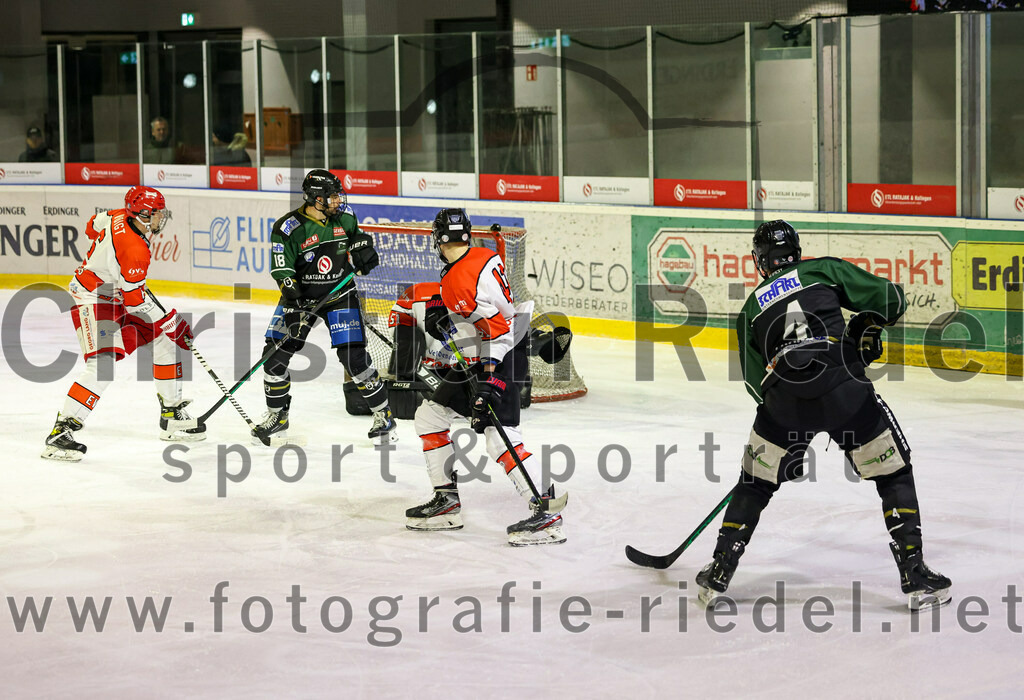 2022-12-02_029_TSV_Erding_gegen_EV_Pegnitz | Erding, Deutschland, 02.12.2022:
Eishockey, Bayernliga 2022 / 2023, 17. Spieltag, TSV Erding gegen EV Pegnitz, Endergebnis: 9:3

Jonas Voigt (EV Pegnitz, #6), Daniel Krzizok (Erding Gladiators, #18), Torwart Filip Rieger (EV Pegnitz, #51), Florian Möll (EV Pegnitz, #41), Simon Franz (Erding Gladiators, #4)

Foto: Christian Riedel / fotografie-riedel.net
