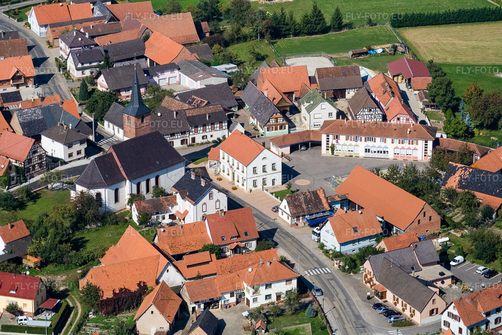 Vue aérienne: Église au centre du village à Salmbach dans le département Bas Rhin, France. Photo: IMG_13577.jpg prise le 28/09/2008 par Werner Riehm/FLY-FOTO.eu – Résolution de l'original: 3258 x 2172 px