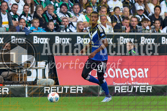 Borussia Mönchengladbach vs Hamburger SV - Bundesliga  | Mönchengladbach, Deutschland, 24.08.25:   Warmed Omari (Hamburger SV) in Aktion am Ball, Einzelaktion waehrend des Spiels der Bundesliga zwischen Borussia Mönchengladbach vs Hamburger SV im Stadion im Borussia Park(Foto von Brauer-Fotoagentur / Adrian Schlueter)
