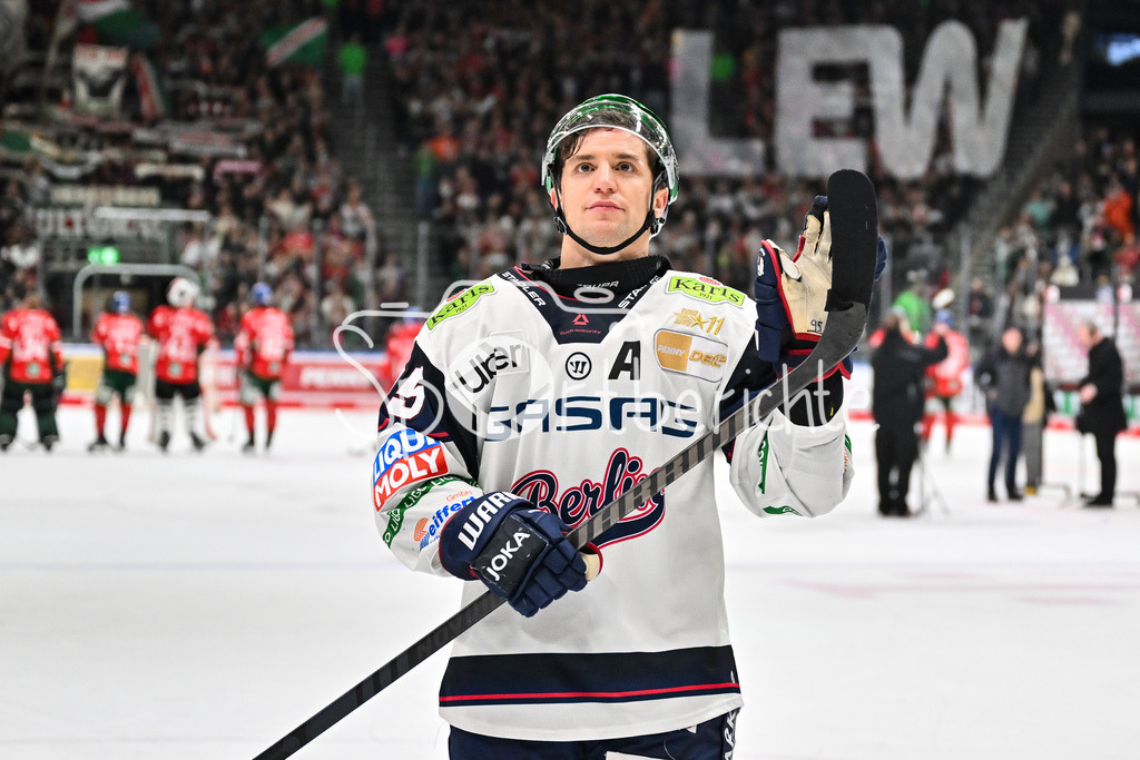 Augsburger Panther - Eisbären Berlin | aUGSBURG, GERMANY - 27. JANUARY: die Spieler der Eisbären bedanken sich bei den Mitgereisten Fans nach dem Match zwischen den Augsburger Panthern und den Fischtown Pinguins am 43. Spieltag der Penny DEL im Curt Frenzel Stadion - Frederik TIFFELS (Eisbären Berlin 95)