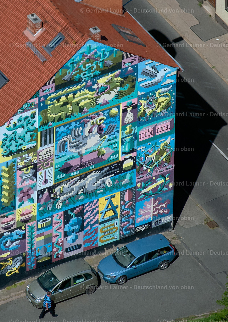 4026750 | ERFURT 07.05.2020 Graffiti- Kunstwerk und Großflächen- Malerei an einer Fassade an einem Mehrfamilienhaus an der Salzstraße im Ortsteil Ilversgehofen in Erfurt im Bundesland Thüringen, Deutschland. // Graffiti- artwork and large-area painting on a facade of a residential building on Salzstrasse in the district Ilversgehofen in Erfurt in the state Thuringia, Germany. Foto: Gerhard Launer