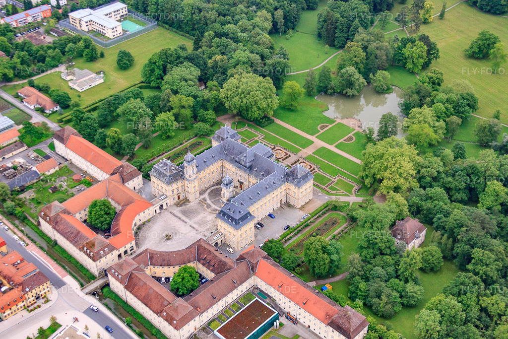 Luftbild: Schloßpark und Schloß Werneck mit Schlosskirche und Albert-Schweitzer-Haus in Werneck im Bundesland Bayern in Deutschland.Foto: IMG_66126.jpg vom 30.05.2014 durch Werner Riehm/FLY-FOTO.deAuflösung des Originals: 4752 x 3168 pxWWW.WERNECK-EVANGELISCH.DE