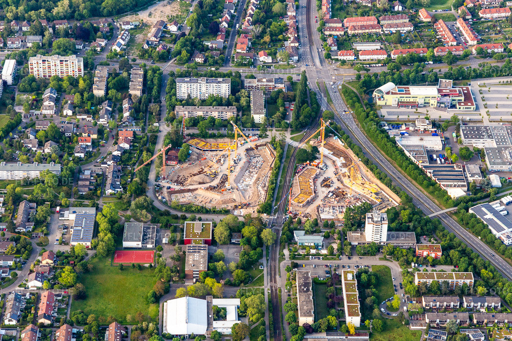 Luftbild: Baustelle zum Neubau einer Mehrfamilienhaus- Wohnanlage an der August-Dosenbach-Straße (August-Klingler-Areal). im Ortsteil Daxlanden in Karlsruhe im Bundesland Baden-Württemberg in Deutschland. Foto: IMG_126891.jpg vom 28.05.2021 durch Werner Riehm/FLY-FOTO.de