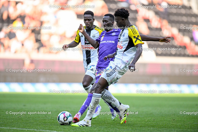 AUT, Admiral Bundesliga, LASK Linz vs FK Austria Wien | 17.08.2025, Raiffeisen Arena Linz, AUT, Admiral Bundesliga, LASK Linz vs FK Austria Wien, im Bild Ismaila Cheick Coulibaly (LASK), Abubakr Barry (FK Austria Wien), Modou Keba Cisse (LASK)