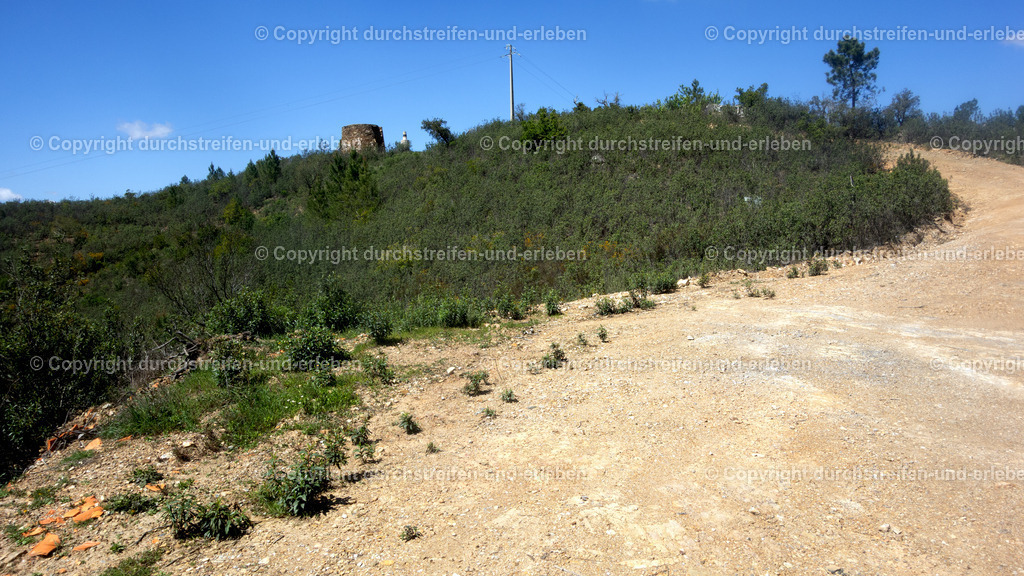 Hügel mit Ruine einer Windmühle zwischen Barrigões und California in der einsamen Serra do Caldeirão, Algarve | Hügel mit Ruine einer Windmühle zwischen Barrigões und California in der einsamen Serra do Caldeirão, Algarve - Realisiert mit Pictrs.com
