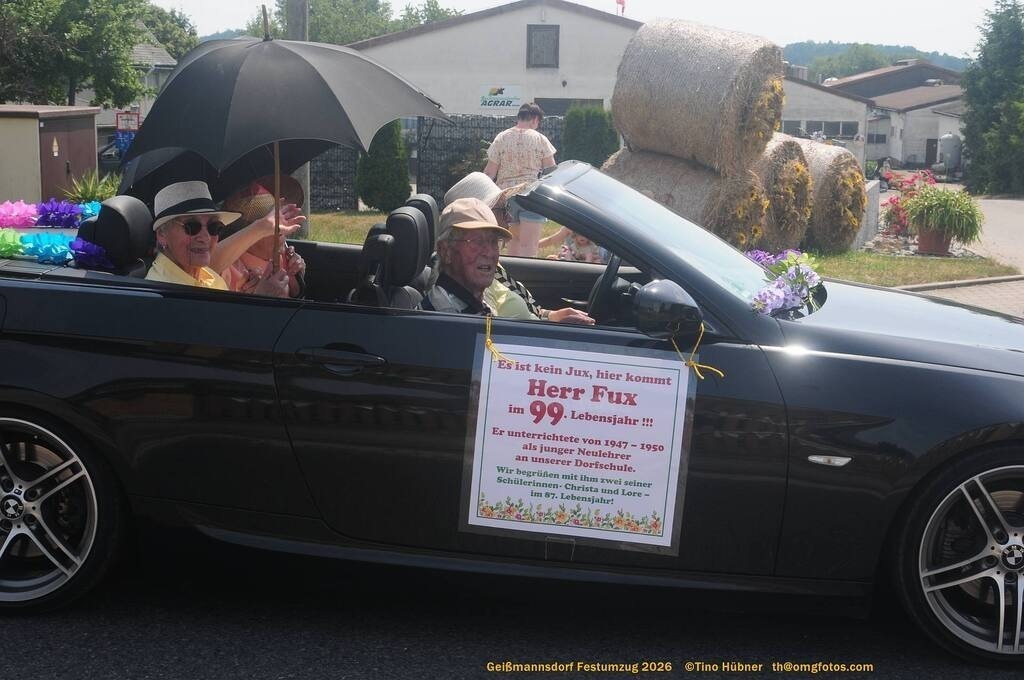 Geißmannsdorf-2026-Festumzug-098 | Festumzug in Geißmannsdorf bei Bischofswerda im Juni 2026. Fotografische Eindrücke und Momentaufnahmen vom Festumzug anläßlich des 800-jährigen Bestehens von Geißmannsdorf - mit Teilnehmern und Gästen, Strohpuppen und geschmückten Vorgärten und Grundstücken - Realisiert mit Pictrs.com