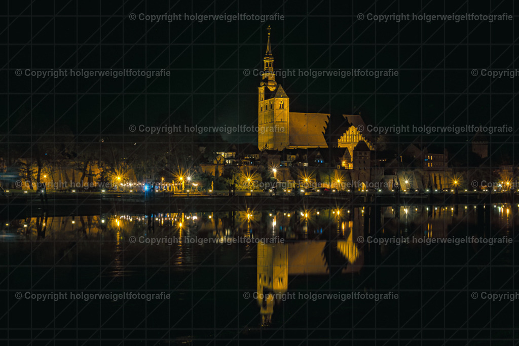 Tangermünde bei Nacht | Kaufen sie online außergewöhnliche Fotografien auf Leinwand Acrylglas Fotoprint Aludibond von holgerweigeltfotografie - Realisiert mit Pictrs.com