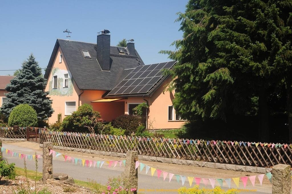 Geißmannsdorf-2026-Ortsbilder-219 | Geißmannsdorf bei Bischofswerda im Sommer 2026. Ein fotografischer Streifzug durch das Dorf Geißmannsdorf, mit Gebäuden, Straßen, Strohpuppen und geschmückten Vorgärten und Grundstücken anlässlich der 800-Jahr-Feier von Geißmannsdorf im Juni 2026 - Realisiert mit Pictrs.com