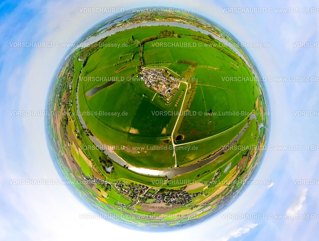 Kleve240490030SchenkenschanzRheinniederungen | Luftbild, Wohnsiedlung Ortsteil Schenkenschanz mit Hochwasserschutzmauer, umgeben von Wiesen und Feldern, hinten der Fluss Rhein und die deutsch-niederländische Grenze, unten der Griethauser Altrhein mit der Anlegestelle Fähre Düffelwald, Erdkugel, Fisheye Aufnahme, Fischaugen Aufnahme, 360 Grad Aufnahme, tiny world, little planet, fisheye Bild, Schenkenschanz, Kleve, Niederrhein, Nordrhein-Westfalen, Deutschland