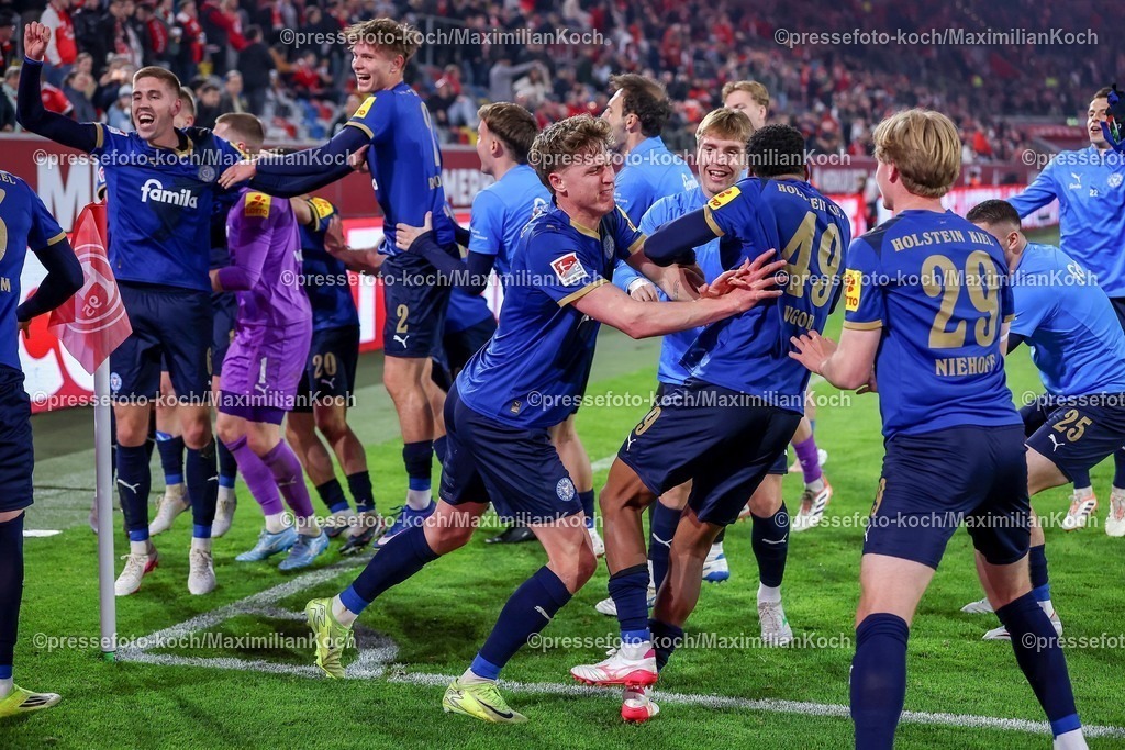 F9510042601134 | 10.04.2026, Fußball, Fortuna Düsseldorf - Holstein Kiel, 2. Fußball Bundesliga, Herren, Merkur Spiel-Arena, 29. Spieltag, Saison 2025 2026: Abschlussjubel nach dem 2:1 Sieg für Holstein Kiel Marko Ivezic&nbsp; (Holstein Kiel #06) Torhüter Timon Weiner&nbsp; (Holstein Kiel #01) Adrián Kaprálik&nbsp; (Holstein Kiel #20)  Frederik Roslyng&nbsp; (Holstein Kiel #02) Niklas Niehoff&nbsp; (Holstein Kiel #29) Ikem Ugoh (Holstein Kiel #49) DFB regulations prohibit any use of photographs as image sequences and or quasi-video.