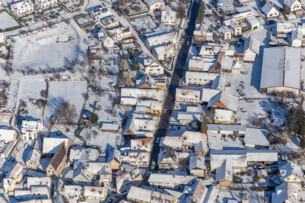 Winterluftbild im Schnee der Weinstraße Klingenmünster | Luftbild: Winterluftbild im Schnee der Weinstraße Klingenmünster in Klingenmünster im Bundesland Rheinland-Pfalz in Deutschland. Foto: IMG_124429.jpg vom 11.02.2021 durch ©2025 Werner Riehm fly-foto.de/copyright - Realisiert mit Pictrs.com