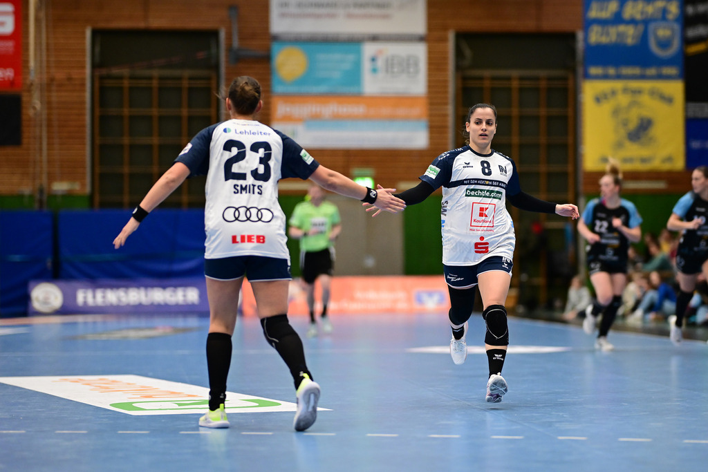 Handball I Frauen I Saison 2024-2025 I 1. HBF I 14. Spieltag I Buxtehuder SV - Neckarsulmer Sport-Union | Munia Smits (23, Neckarsulmer Sport-Union) Vasiliki Gkatziou (8, Neckarsulmer Sport-Union) - Realisiert mit Pictrs.com