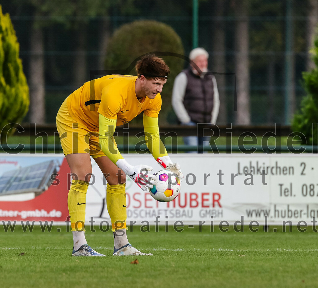 2023-11-04_040_FC_Langengeisling_gegen_VfL_Waldkraiburg | Erding, Deutschland, 04.11.2023:
Fußball, Bezirksliga Oberbayern Ost 2023 / 2024, 16. Spieltag, FC Langengeisling gegen VfL Waldkraiburg, Endergebnis: 2:0

Torwart Michael Hierl (FC Langengeisling, #1)

Foto: Christian Riedel / fotografie-riedel.net