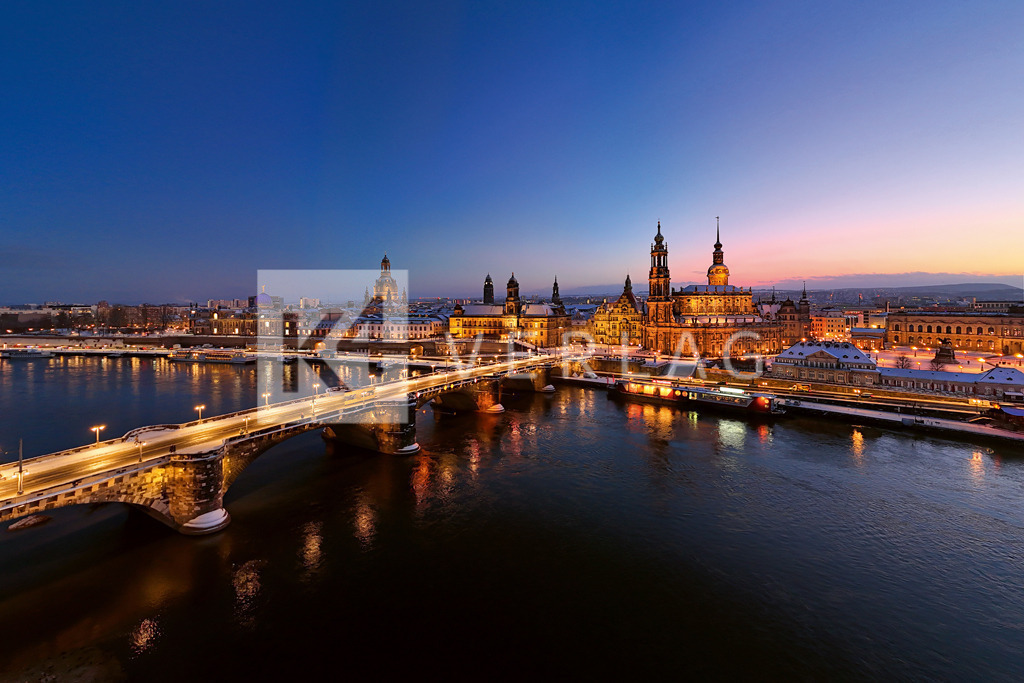 Altstadt-Dresden-Elbe-Winter-DJI_20240119111903_0018_D | Luftbildaufnahme der Dresdner Altstadt im Winter im Sonnenuntergang - Realisiert mit Pictrs.com