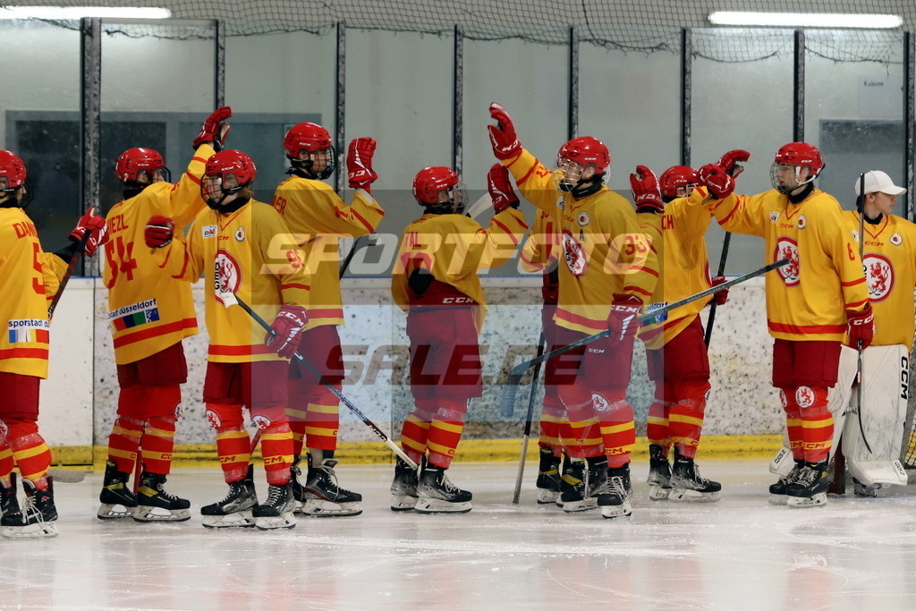 DEG U20 feiert einen Sieg | DEG U20 feiert einen Sieg - Realisiert mit Pictrs.com