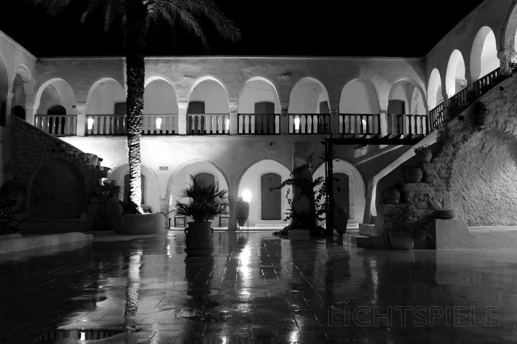 Nach dem Regen | Hotel (ehemalige Karawanserei) in Tunesien - Realisiert mit Pictrs.com
