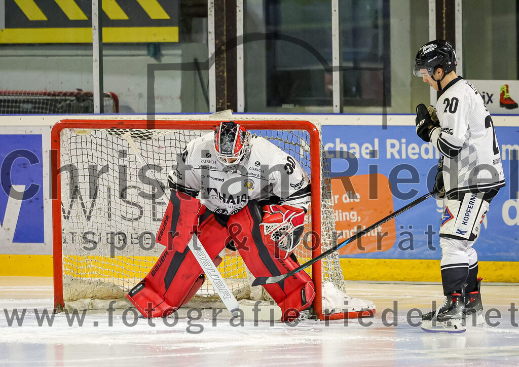 2025-11-25_007_TSV_Erding_gegen_EHF_Passau_Black_Hawks | Erding, Deutschland, 25.11.2025:Eishockey, Oberliga Süd 2025 / 2026, 20. Spieltag, TSV Erding gegen EHF Passau Black Hawks, Endergebnis: 2:3 n.V.Torwart Janik Engler (EHF Passau Black Hawks, #30), Fabian Hickl (EC Peiting, #20)Foto: Christian Riedel / fotografie-riedel.net