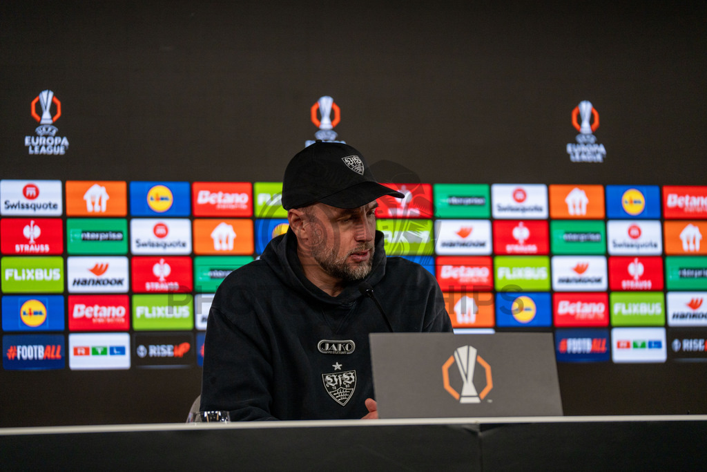 VfB Stuttgart vs. FC Porto, Fussball, Europa League, Achtelfinale, Hinspiel, 12.03.2026 | Sebastian Hoeness (Trainer VfB Stuttgart) bei der Pressekonferenz,VfB Stuttgart vs. FC Porto, Fussball, Europa League, Achtelfinale, Hinspiel, 12.03.2026Foto: photosbyphips/Philip Ziegler