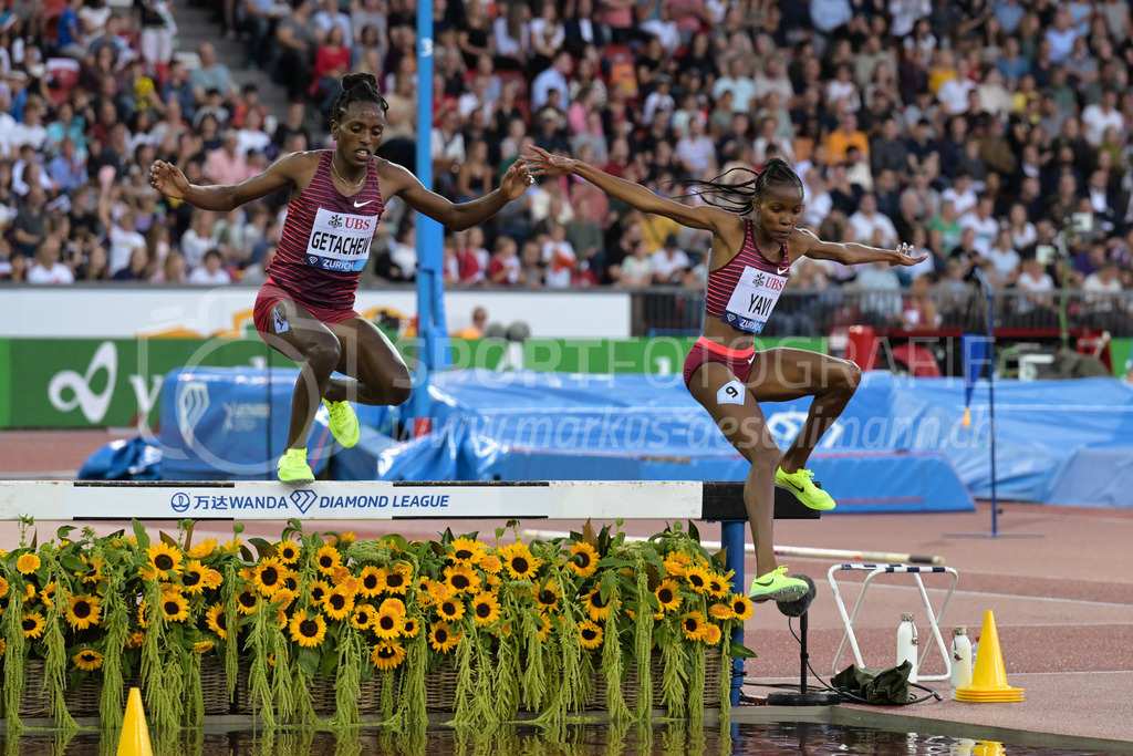 Leichtathletik: Weltklasse Zürich | 08.09.2022, Zürich, Letzigrund, Leichtathletik: Weltklasse Zürich, YAVI Winfred Mutile (BRN) vor GETACHEW Werkuha (ETH) im 3000m-Hindernislauf der Frauen. - Realisiert mit Pictrs.com