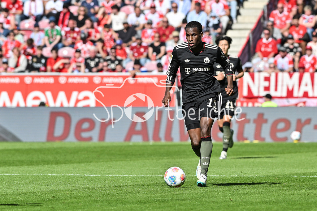 1. FSV Mainz 05 - FC Bayern München | MAINZ, GERMANY - 25. APRIL: am Ball  Nicolas JACKSON (FC Bayern Munich 11) Einzelfoto / Freisteller während dem Bundesligamatch zwischen dem 1. FSV Mainz 05 und dem FC Bayern München am 31. Spieltag in der MEWA Arena / DFL REGULATIONS PROHIBIT ANY USE OF PHOTOGRAPHS AS IMAGE SEQUENCES AND/OR QUASI-VIDEO