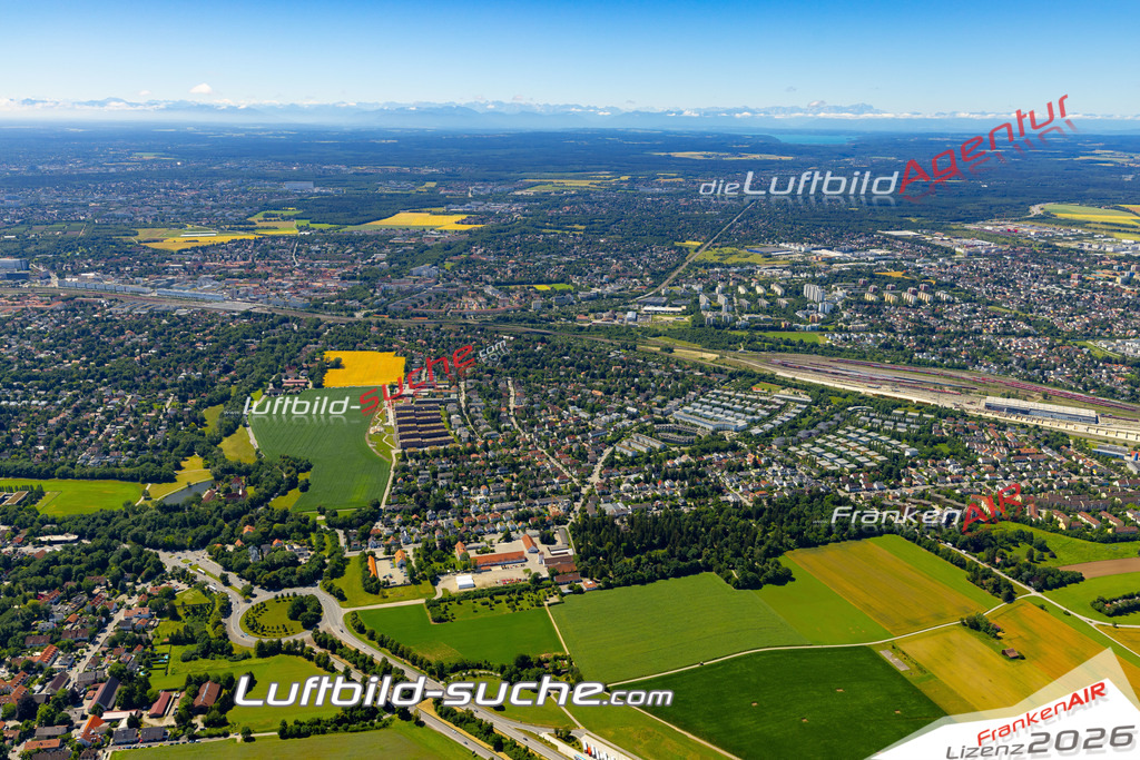 Aktuelles Luftbild von Obermenzing München - Die Luftaufnahme wurde 2022 mittels UL-Flugzeug erstellt ( keine Drohne ) - hochauflösende Kamera-Systeme von  Canon -Beste Qualität - Für grossformatige Ausdrucke geeignet. Die Geschenkidee !
