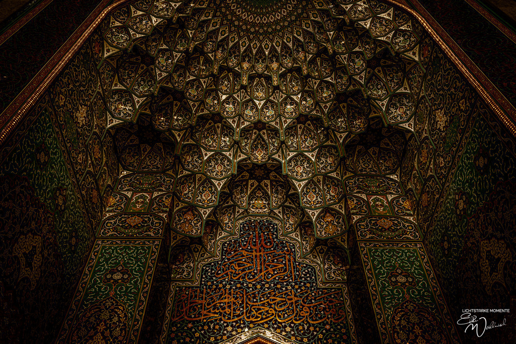 Sultan Qaboos Grand Mosque, Muskat | Herzlich willkommen auf meiner Seite! Ich bin Elke Wallnisch, Deine Fotografin für lichtstarke Momente. Der Name steht für alles, was mich mit der Fotografie verbindet: Das Licht und seine machtvolle Wirkung auf eine Situation oder unsere Stimmung - Realisiert mit Pictrs.com