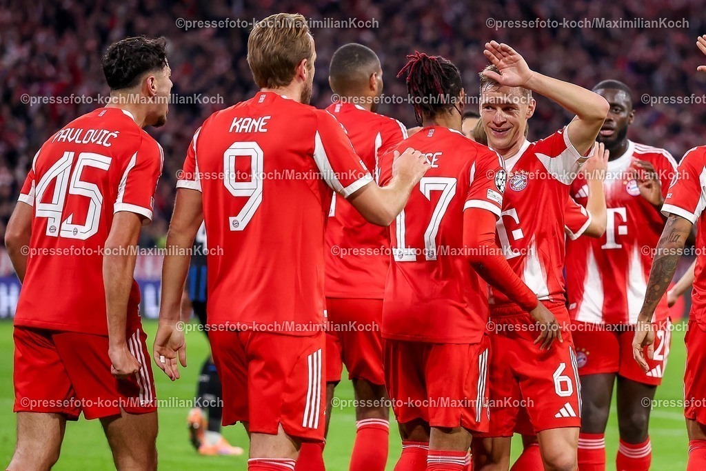 UCL22102501041 | 22.10.2025, Fußball, UEFA Champions League, FC Bayern München - Club Brügge, Allianz Arena, Saison 2025 2026: Torjubel nach dem Tor zum 2:0 durch Torschütze Harry Kane&nbsp;(FC Bayern Muenchen #09)  zusammen mit  Aleksandar Pavlovic&nbsp;(FC Bayern Muenchen #45) Michael Olise&nbsp;(FC Bayern Muenchen #17) Joshua Kimmich&nbsp;(FC Bayern Muenchen #06) Regulations prohibit any use of photographs as image sequences and or quasi-video.