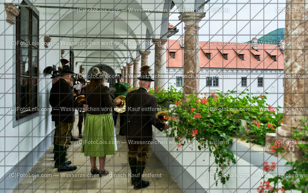 ALP3688_Jeanne de Ferrette_Jagdhormblaeser Gaming | (C)FotoLois.com, Alois Spandl, 700stes Hochzeitsjubiläum - Albrecht II. mit Johanna von Pfirt in Thann (FR) im März 2024. Empfang des Organistionskommitees aus der Region Ferrette (Pfirt)/Thann aus dem Elsass mit Empfang durch die Stadtgemeinde und Bezirkshauptmannschaft Scheibbs im Schloss Scheibbs und anschließender Kranzniederlegung in der Kartausenkirche über der Krypta des Gründerehepaares durch Mitglieder des Templer Ordens im Beisein von Mitgliedern der Goldhaubengruppen, Fr 22. September 2023.