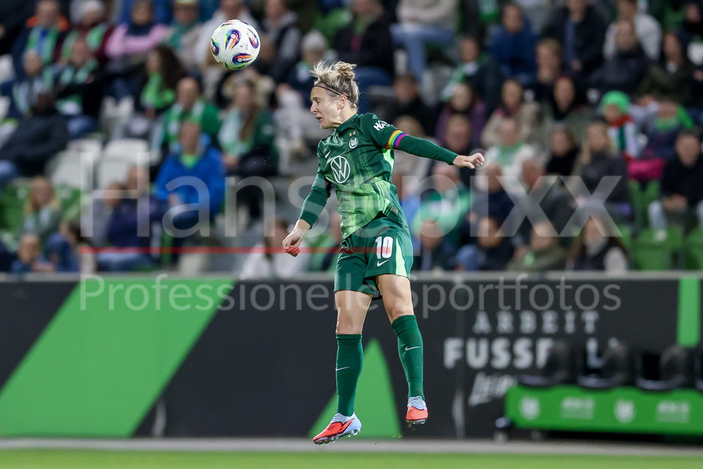 Fussball, Google Pixel Frauen-Bundesliga, VfL Wolfsburg - SV Werder Bremen | Svenja Huth (VfL Wolfsburg, 10) im Kopfballduell, Kopfball, Zweikampf, Action, Aktion, Spielszene, am Ball, Freisteller, Einzelbild, Ganzkörper, DIE DFB-RICHTLINIEN UNTERSAGEN JEGLICHE NUTZUNG VON FOTOS ALS SEQUENZBILDER UND/ODER VIDEOÄHNLICHE FOTOSTRECKEN. DFB REGULATIONS PROHIBIT ANY USE OF PHOTOGRAPHS AS IMAGE SEQUENCES AND/OR QUASI-VIDEO.