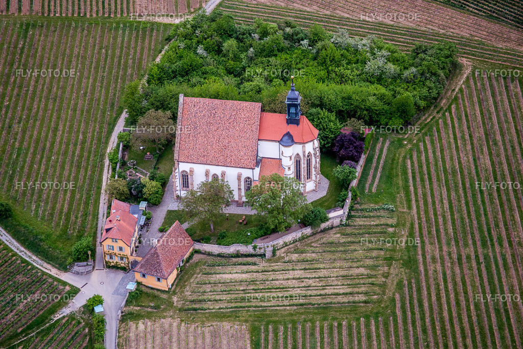 Kirchengebäude der Kapelle Wallfahrtskirche Maria im Weingarten | Luftbild: Kirchengebäude der Kapelle Wallfahrtskirche Maria im Weingarten in Volkach im Bundesland Bayern in Deutschland. Foto: IMG_078928.jpg vom 14.05.2015 durch Werner Riehm/FLY-FOTO.de - Realisiert mit Pictrs.com