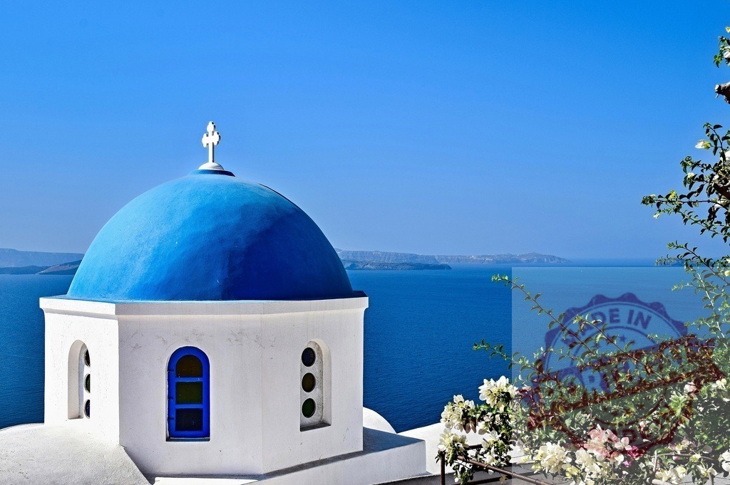Santorini Oia blue dome church overlooking Aegean Sea | Blue dome church in Oia, Santorini, Greece, overlooking the Aegean Sea under a clear sky - Realisiert mit Pictrs.com