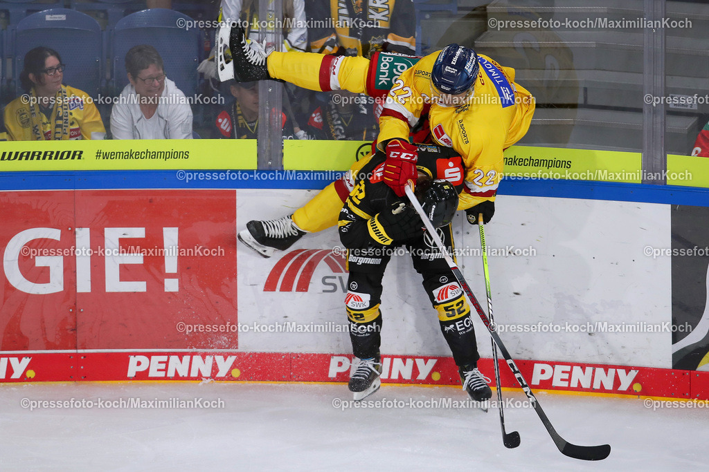 Kre18082301004 | 18.08.2023, Krefeld, Eishockey, Seidenstadt Cup, Tag1 Eröffnungsspiel, Yayla Arena, Krefelder Pinguine - Düsseldorfer EG:  Dennis Miller (Krefelder Pinguine) bringt Oliver Mebus (Düsseldorfer EG) spektakulär Kopfüber zu Fall