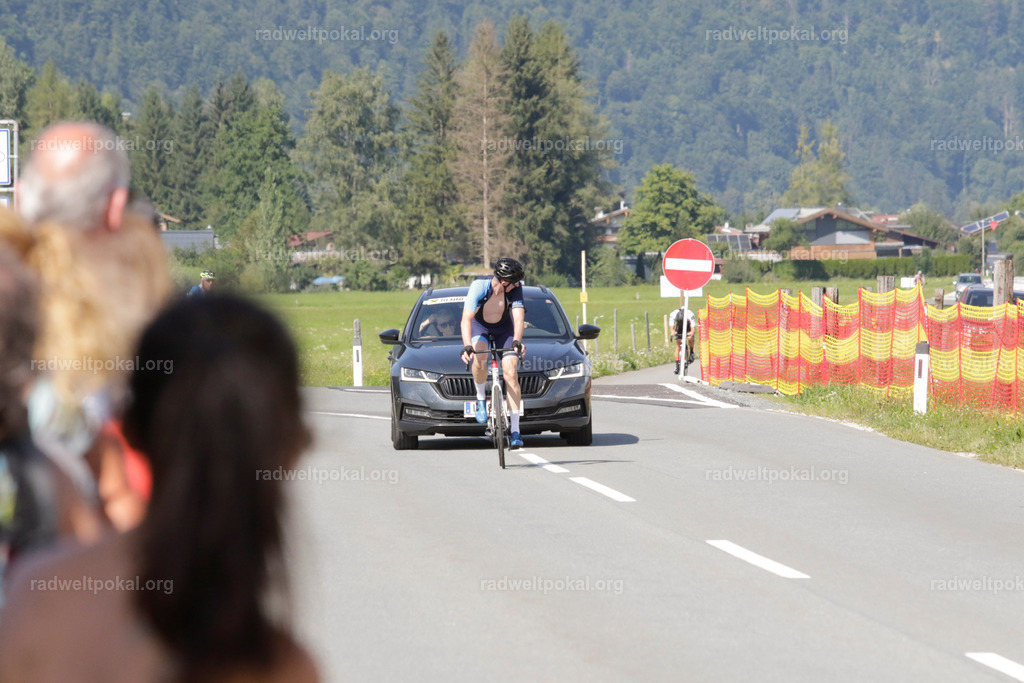1214_20230817_Bewerb_Maenner_Muehlanger | AUT - OESTERREICH, 2023-08-16: SPORT RENNRAD-FAHREN - 55. INTERNATIONALER RADWELTPOKAL IN ST. JOHANN IN TIROL  - Vintage-Radrennen mit WM-Bronze-Medaillen-Siegerin Christina Schweinberger, den Teilnehmer und Alexander Baumann (vom Orginastions-Team) - TAG 2 BEWERB MAENNER IN SECHS GRUPPEN  ; Foto: Roland Muehlanger