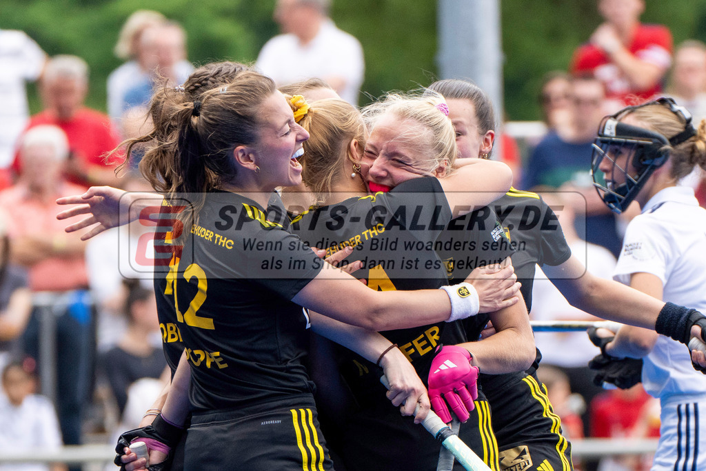 Final4_20250601-1129-HK108319 | Krefeld, Deutschland, 01.06.2025:  Feldhockey Final4 2025 – „Deutsche Feldhockey-Meisterschaften 2025“ Harvestehuder HTC - Düsseldorfer HC (Finale Damen) im Gerd-Wellen-Hockeyanlage am 01.06.2025 in Krefeld, Deutschland. (Foto von Kramhöller/Fehrmann/Kaste)Krefeld, Germany, 01.06.2025: Feldhockey Final4 2025 – „Deutsche Feldhockey-Meisterschaften 2025“ Harvestehuder HTC - Düsseldorfer HC (Finale Damen) in Gerd-Wellen-Hockeyanlage at 01.06.2025 in Krefeld, Deutschland. (Foto from Kramhöller/Fehrmann/Kaste)