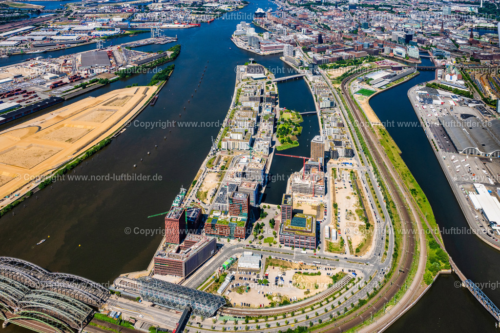 Hamburg_Baakenhafen_Hafencity_ELS_0868200625 | HAMBURG 16.06.2025 Baustellen für Wohn- und Geschäftshäuser im Baakenhafen entlang der der Baakenallee in der HafenCity in Hamburg, Deutschland. Weiterführende Informationen bei: AUG. PRIEN Bauunternehmung (GmbH & Co. KG),  BVE Bauverein der Elbgemeinden eG,  Baugenossenschaft Hamburger Wohnen eG,  Johann Daniel Lawaetz-Stiftung,  Richard Ditting GmbH & Co. KG,  bof architekten,  florian krieger - architektur und städtebau gmbh. // Construction sites for residential and commercial buildings in the Baakenhafen along the Baakenallee in HafenCity in Hamburg, Germany. Further information at: AUG. PRIEN Bauunternehmung (GmbH & Co. KG),  BVE Bauverein der Elbgemeinden eG,  Baugenossenschaft Hamburger Wohnen eG,  Johann Daniel Lawaetz-Stiftung,  Richard Ditting GmbH & Co. KG,  bof architekten,  florian krieger - architektur und staedtebau gmbh. Foto: Martin Elsen