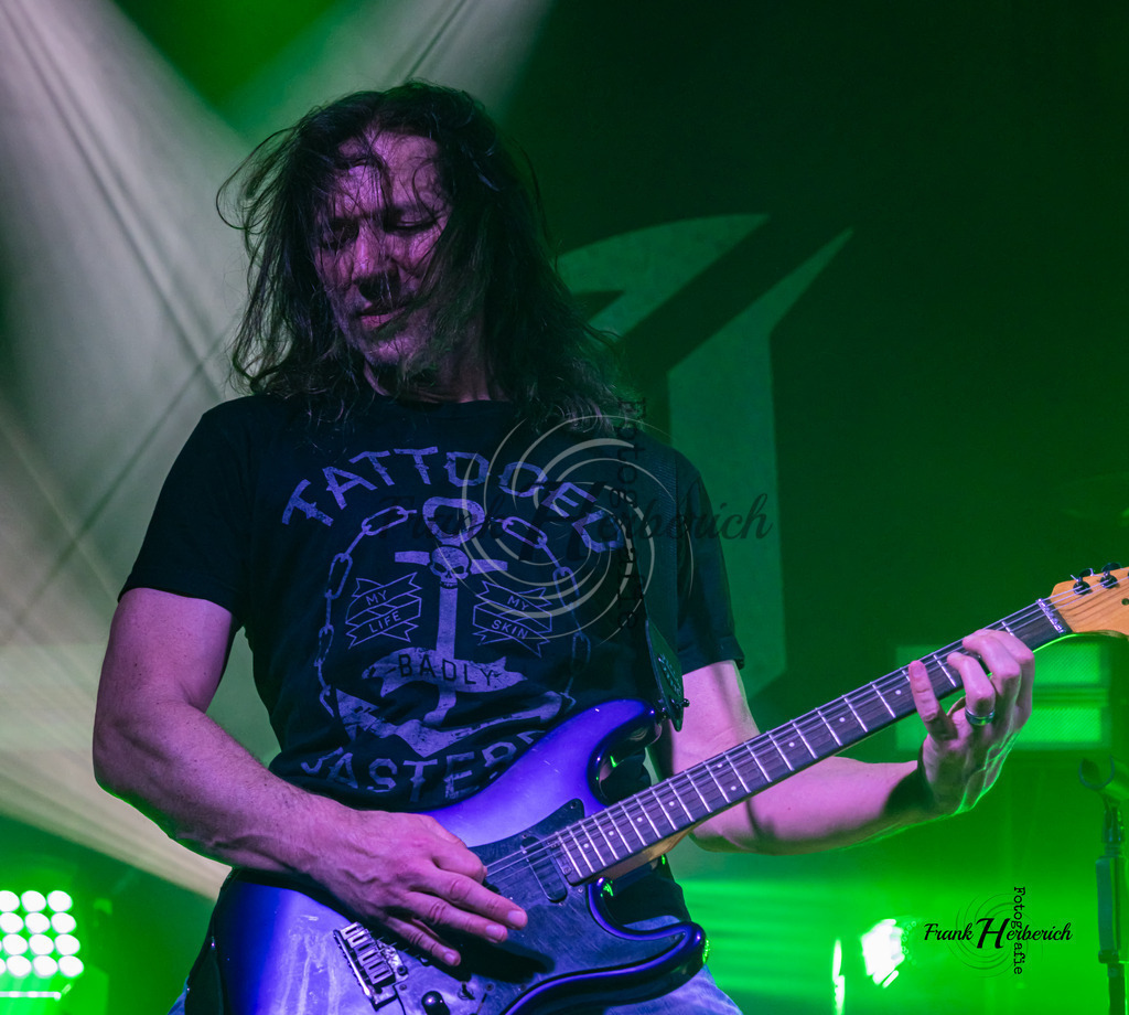 Justice Daudenwinden | Frank Herberich Fotografie, Frank Herberich, Fotografie, Hochzeit, Portrait, St. Peter Ording, Ording, Westerhever, Nordsee, Frank Fotografie, Hardheim,  Odenwald,Walldürn, Band,Eventfotografie - Realisiert mit Pictrs.com