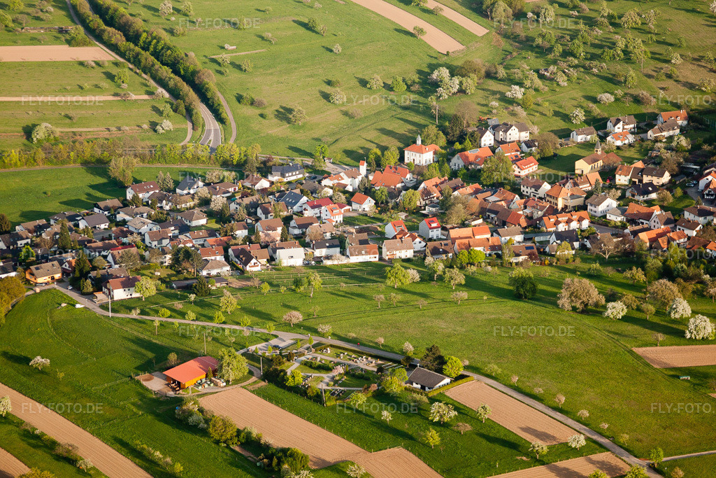 Luftbild: Feldstraße und Friedhof im Ortsteil Schluttenbach in Ettlingen im Bundesland Baden-Württemberg in Deutschland. Foto: IMG_26876.jpg vom 28.04.2010 durch Werner Riehm/FLY-FOTO.de
