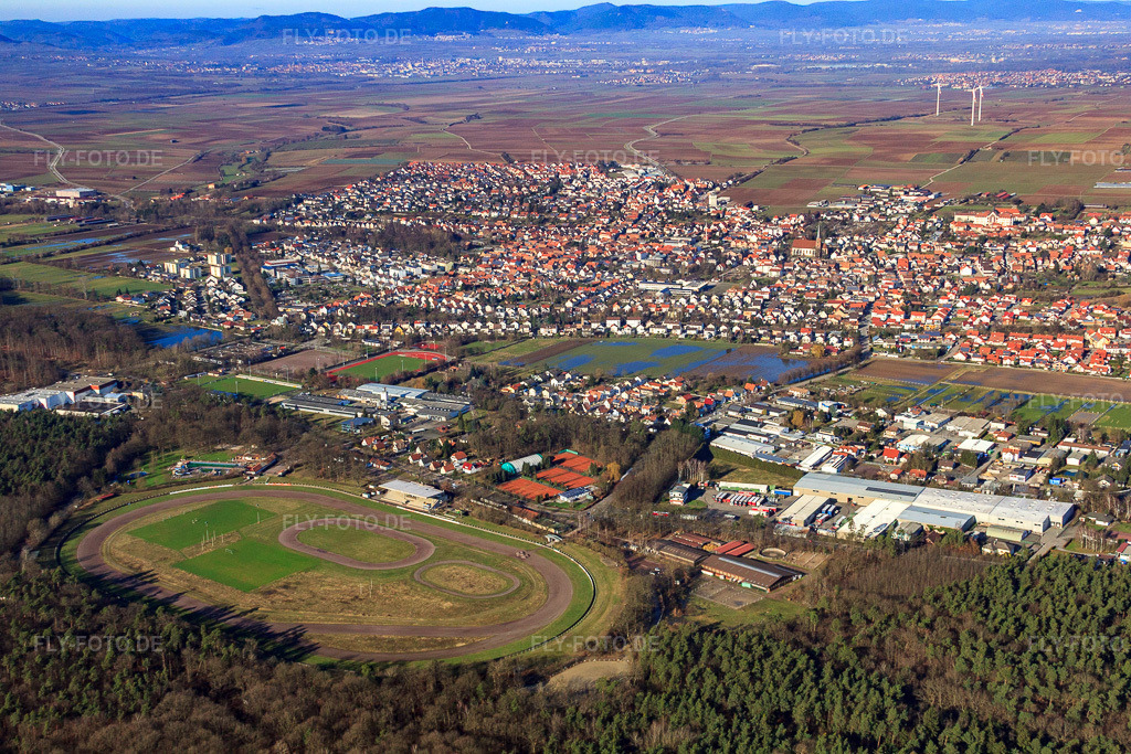 Luftbild: Stadtansicht aus Südwesten mit Rennbahn in Herxheim bei Landau im Bundesland Rheinland-Pfalz in Deutschland. Foto: IMG_36729.jpg vom 16.01.2011 durch Werner Riehm/FLY-FOTO.deAuflösung des Originals: 4752 x 3168 px