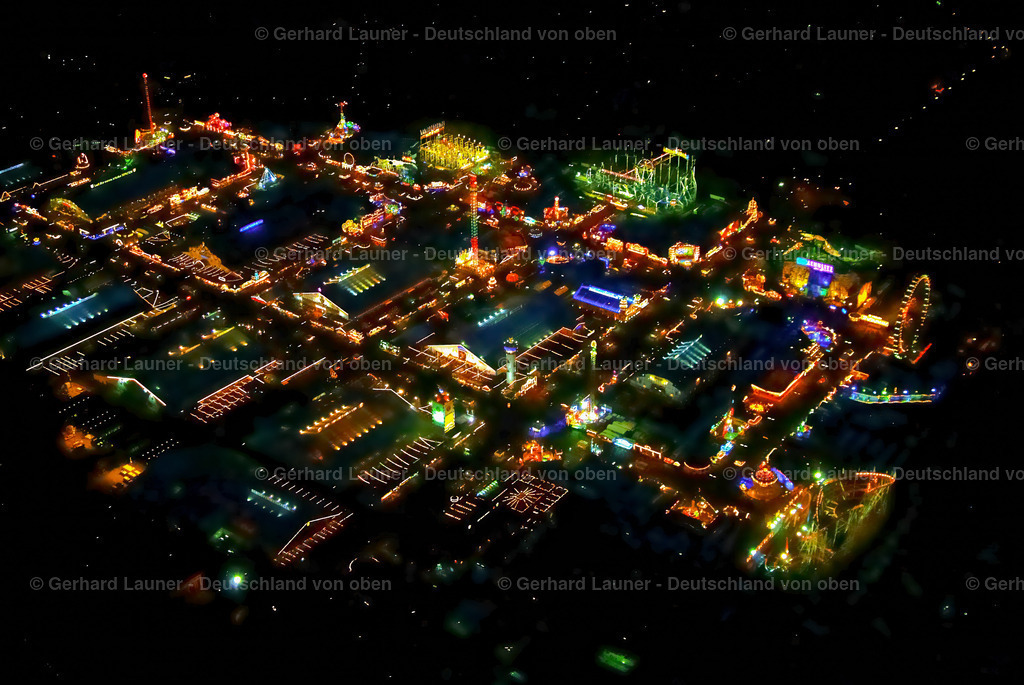 9000024 | Das Oktoberfest in München (mundartlich Wiesn) ist das größte Volksfest der Welt. Hier sieht man das Volksfest bei Nacht in voller Beleuchtung.