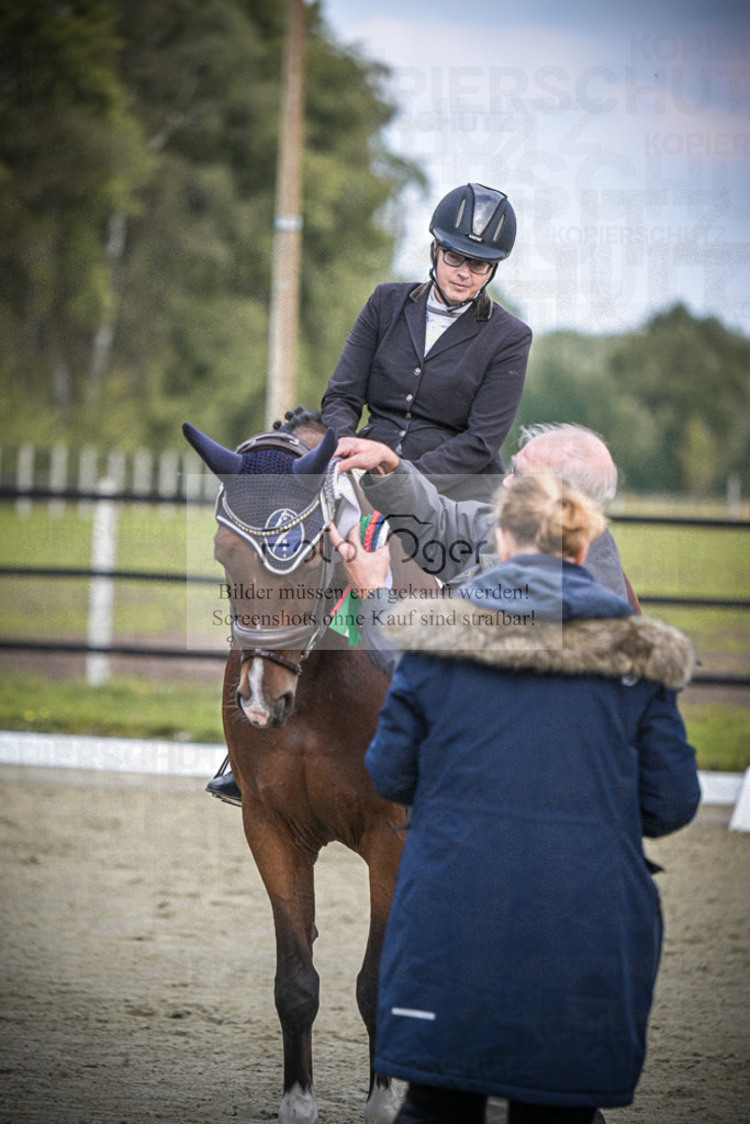 DOS_B769 | Entdecke hochwertige Reitturnierfotos von Foto Oger. Professionell, emotional und authentisch – jetzt Lieblingsmomente im Shop bestellen.Deutschlandweite Turnierfotografie. - Realisiert mit Pictrs.com