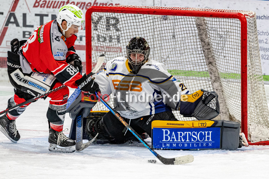 TSV Peißenberg Miners vs ESC River Rats Geretsried | Eishockey Bayernliga 2023/2024, TSV Peißenberg Miners vs ESC River Rats Geretsried,
Torchance Zackary BROSS (Miners 88),
2023-10-15 in Peißenberg (Eisstadion)
88 Zackary BROSS (Miners 88), 29 Johanna MAY (River Rats Goali 29)
Copyright: WolfgangxLindner foto-lindner.de
