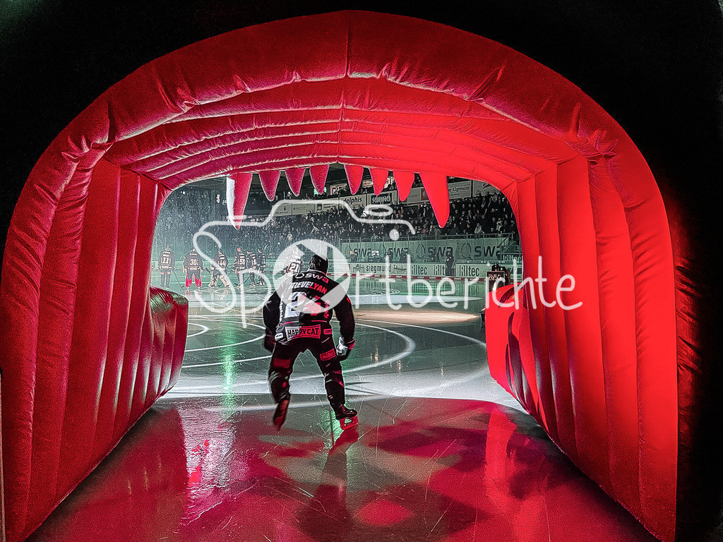 Augsburger Panther - Kölner Haie | Thomas Jordan TREVELYAN (AEV #24) beim einlaufen durch das Panther Maul / Symbolbild / Einlauf / Show